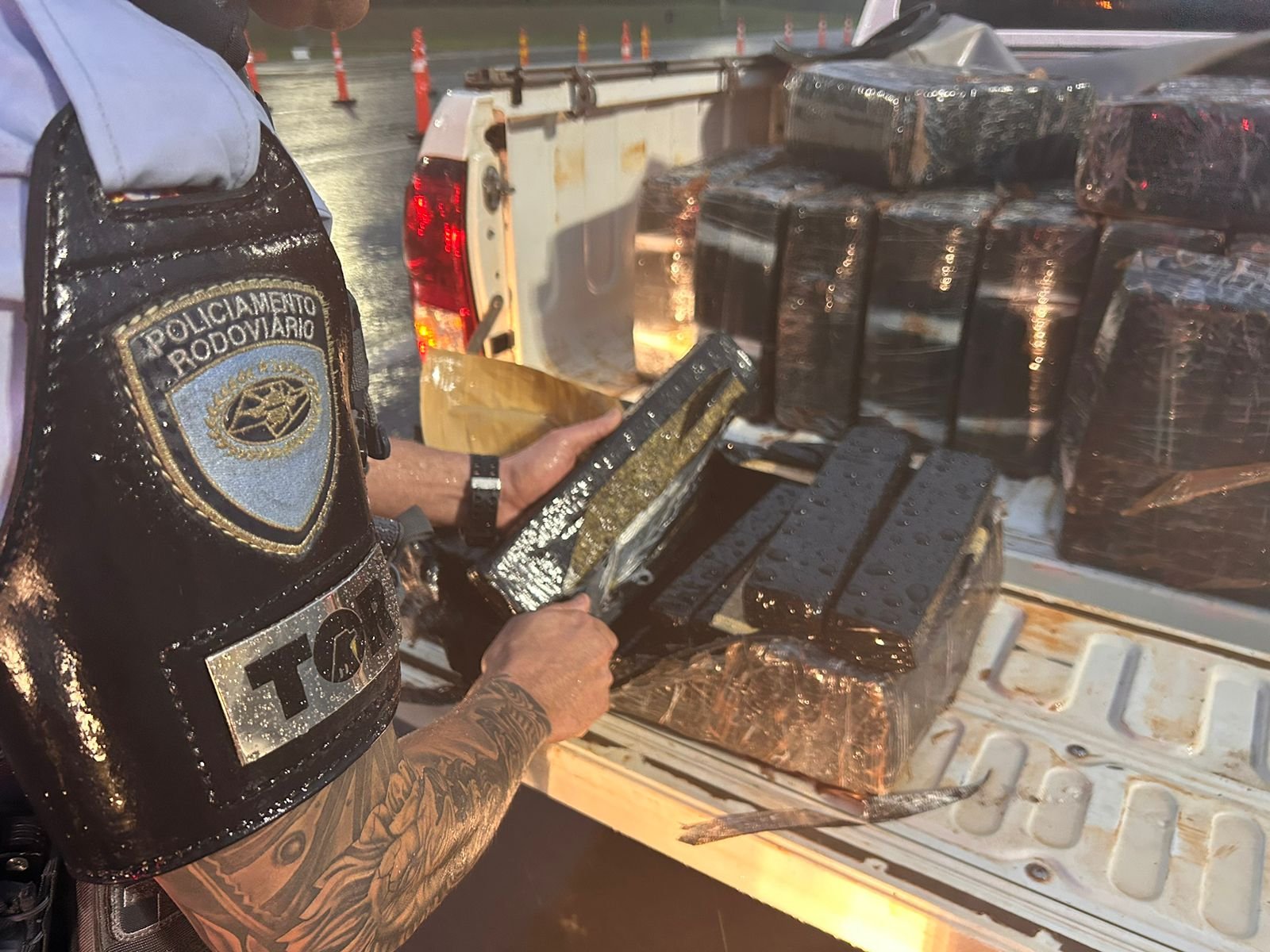 Polícia apreende 1 tonelada de maconha em caminhonete furtada