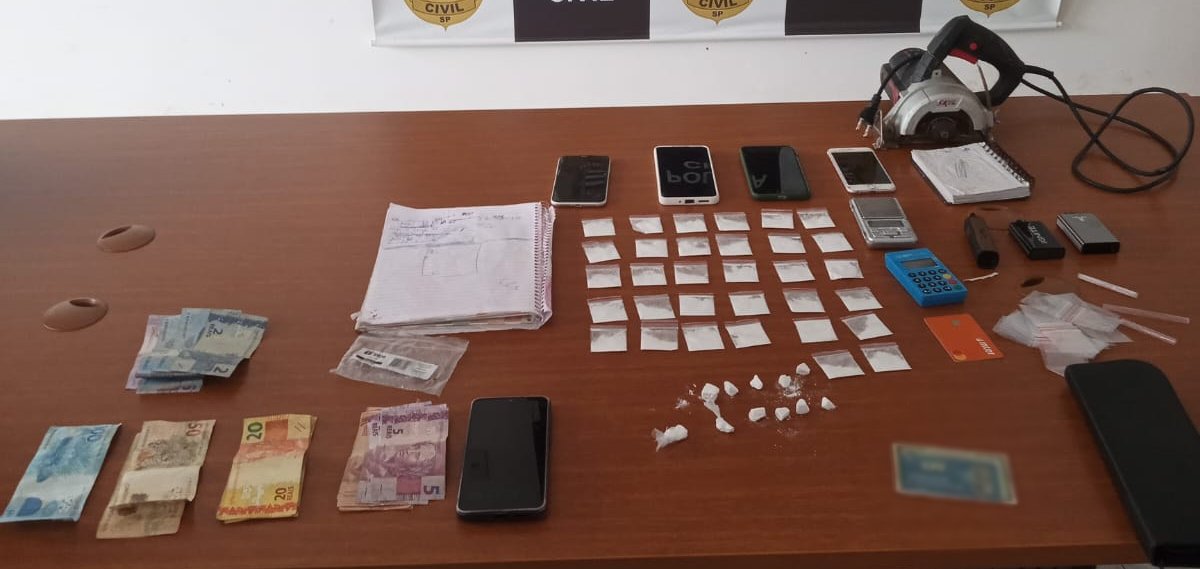 Polícia captura dupla que usava WhatsApp para vender drogas