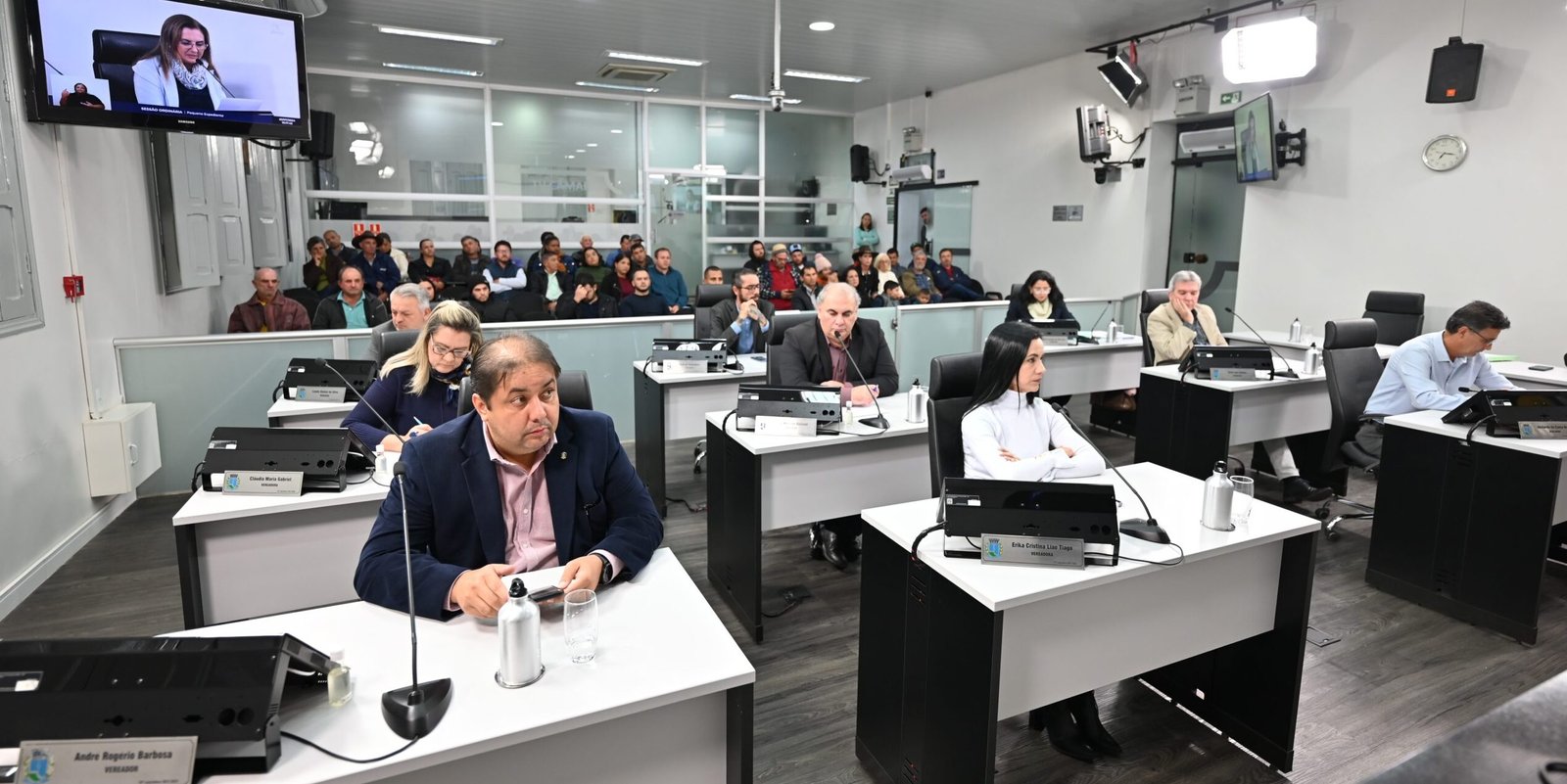 Vereadores aprovam projetos na área da educação e nomes de bens públicos
