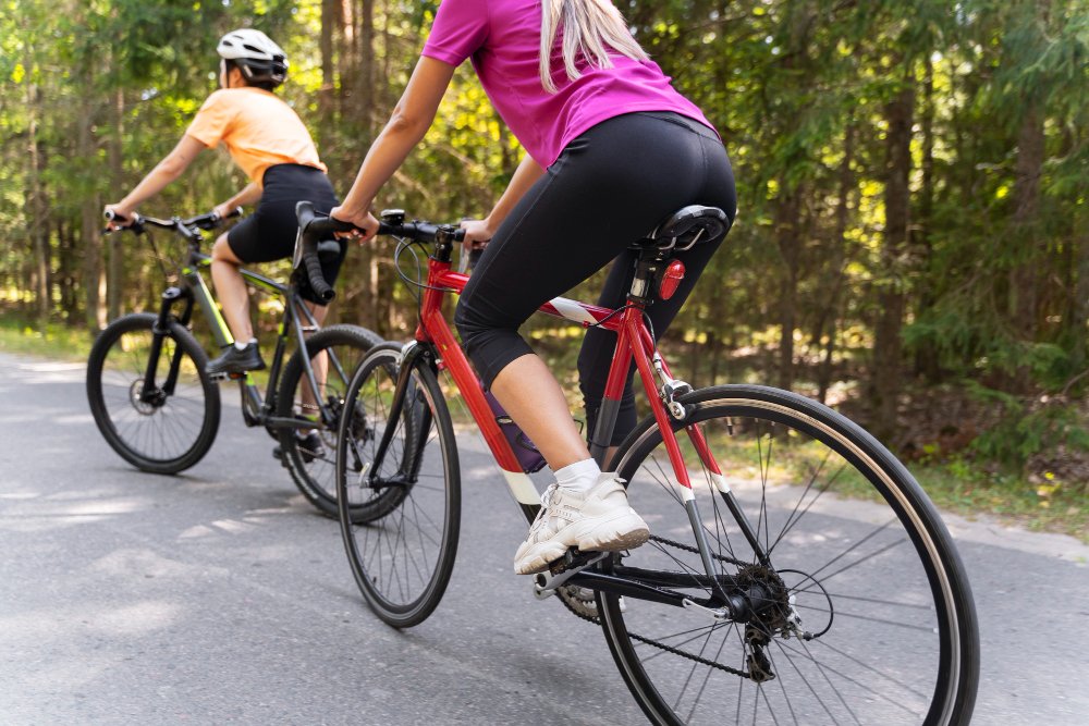 Pedalar fortalece músculos, melhora sono e pode trazer mais bem-estar mental