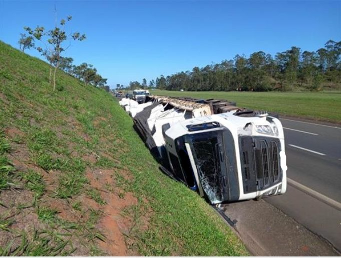 Pneu estoura e carreta tomba na Castello Branco