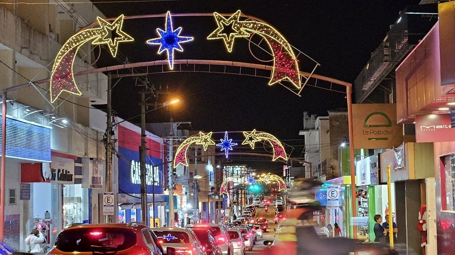 Ruas do centro de Avaré recebem decoração natalina