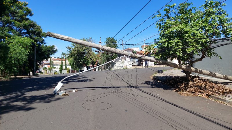 Botucatu: caminhão enrosca em fiação e derruba poste
