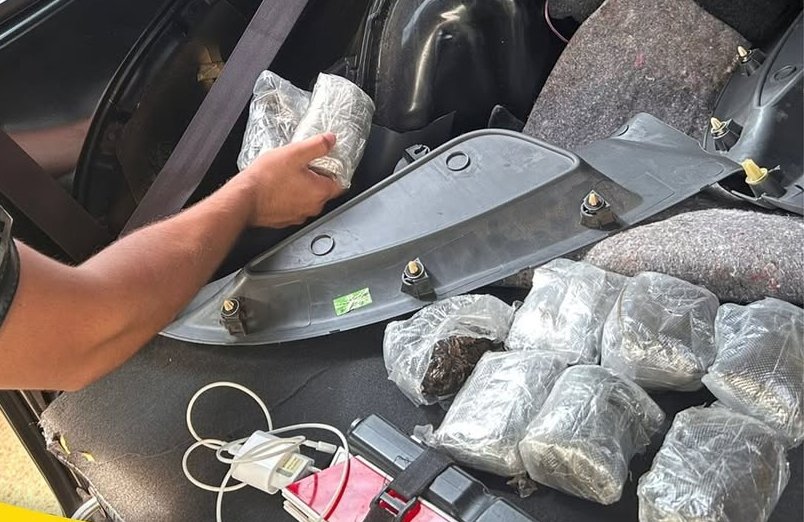 Policiais flagram haxixe escondido em porta-malas de carro