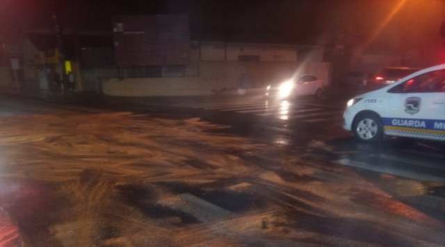Botucatu: óleo derramado em ruas provoca quedas de motociclistas