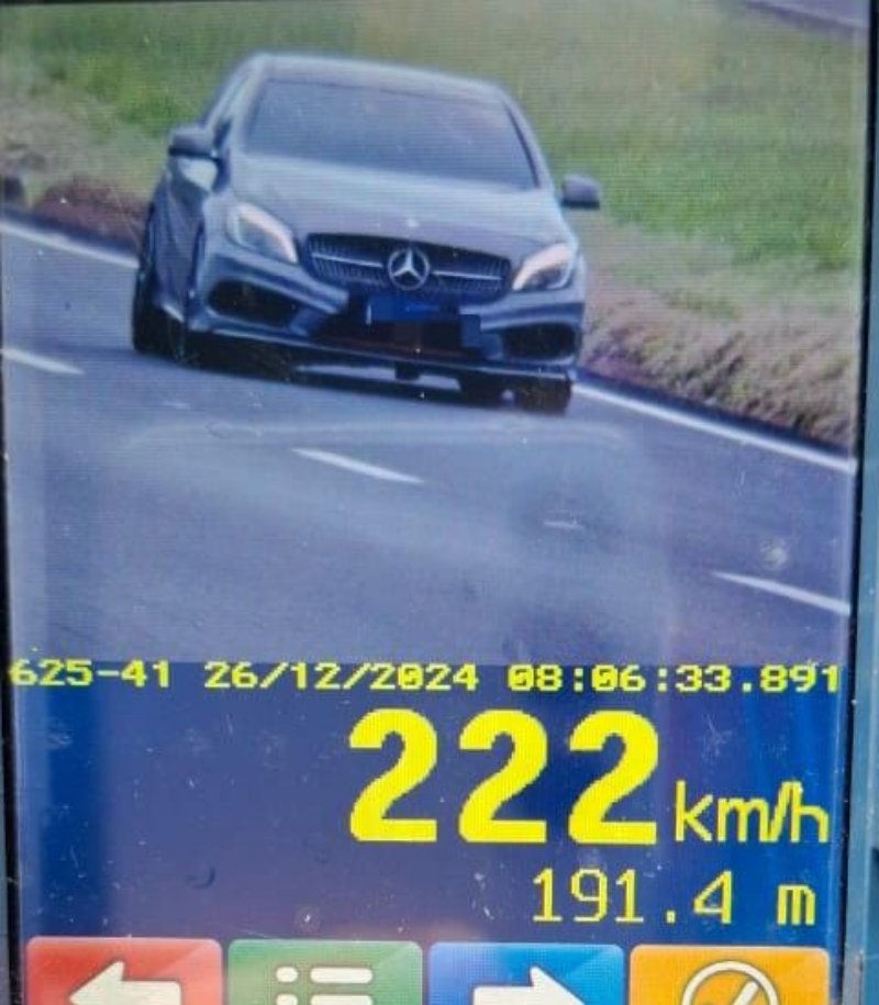 Policiais flagram Mercedes a 222 km/h na Castello Branco