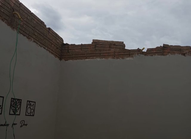 Botucatu: casa destelhada por forte vendaval
