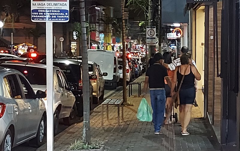 Comércio de Botucatu inicia horário estendido nesta segunda (8)