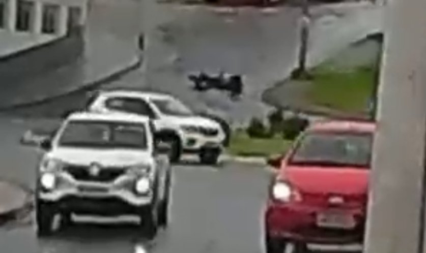 Óleo na pista provoca queda de motociclista na Dante Delmanto