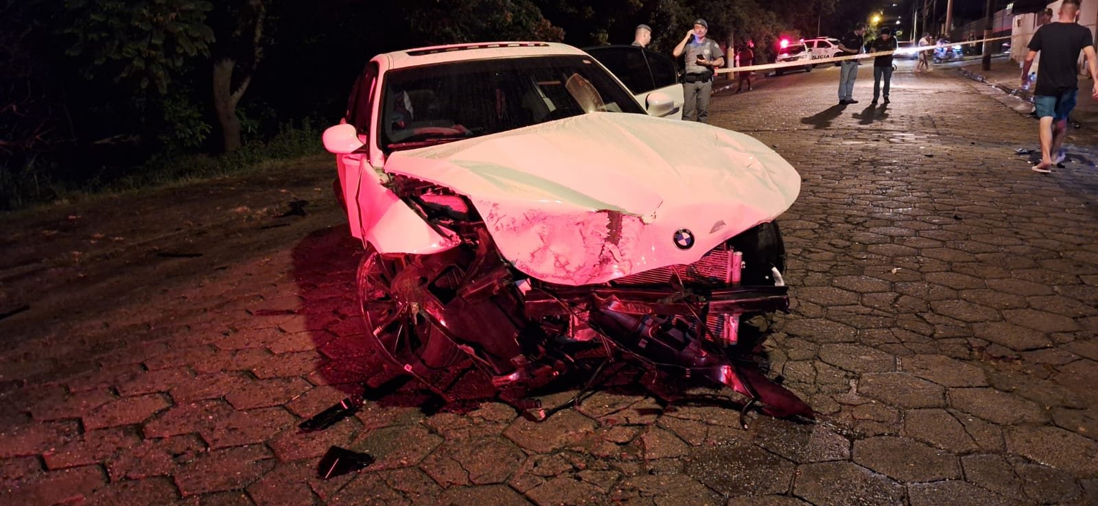BMW atinge moto e deixa condutora em estado grave