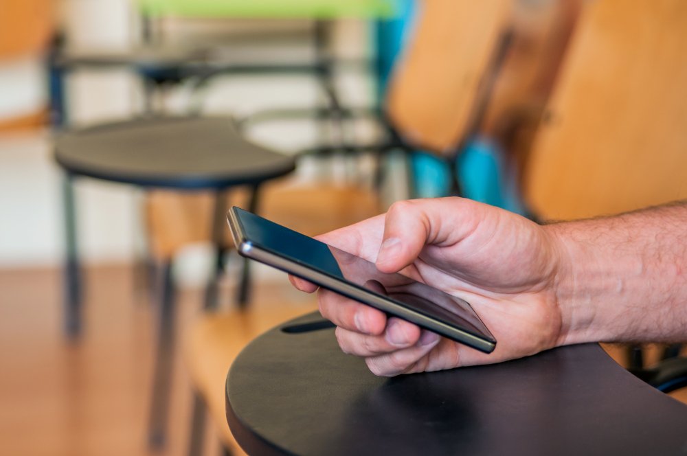 Proibição dos celulares em salas de aula SP: como era, como ficou