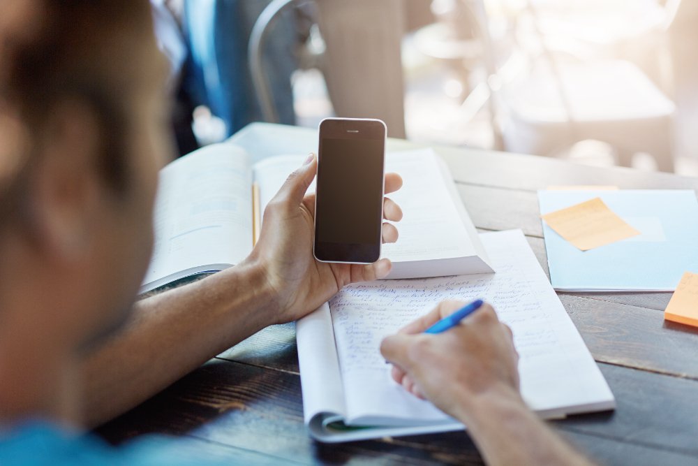 Câmara dos Deputados aprova projeto que proíbe celulares em escolas