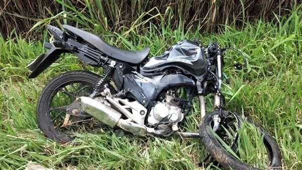 Duas mortes após colisão entre moto e carros em rodovia