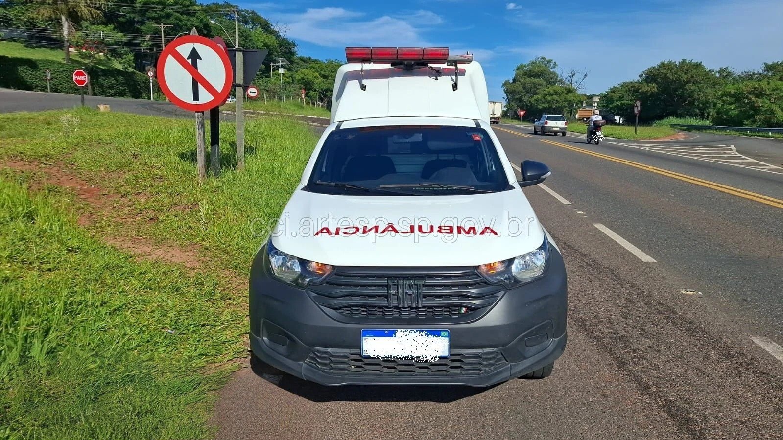 Mulher atropelada por ambulância ao tentar atravessar rodovia