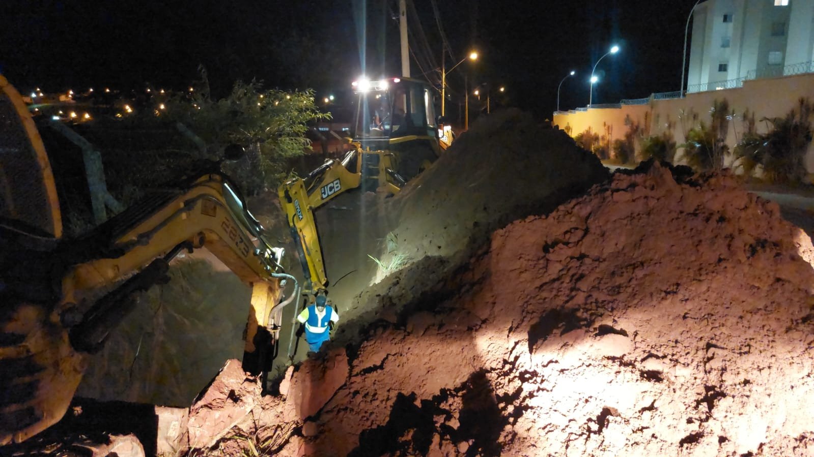 Bairros de Botucatu ficam sem água após rompimento de adutora