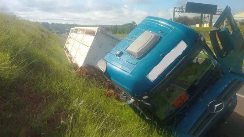 Motorista dorme ao volante e carreta com gás tomba na Rondon