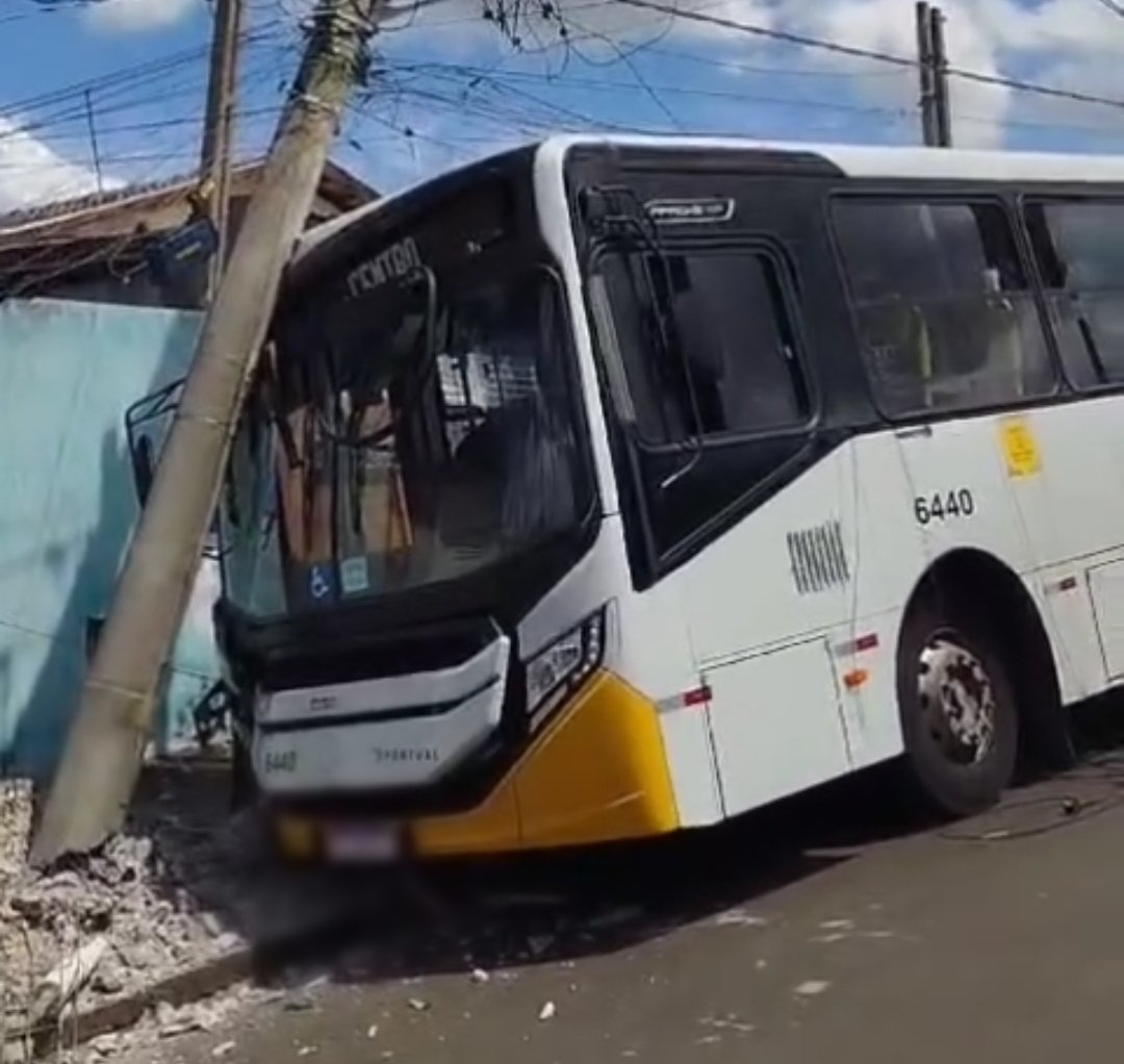 Ônibus derruba poste ao desviar de adolescente em bicicleta