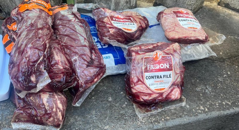 Mulher de “saidinha” acaba presa por furtar carnes de supermercado