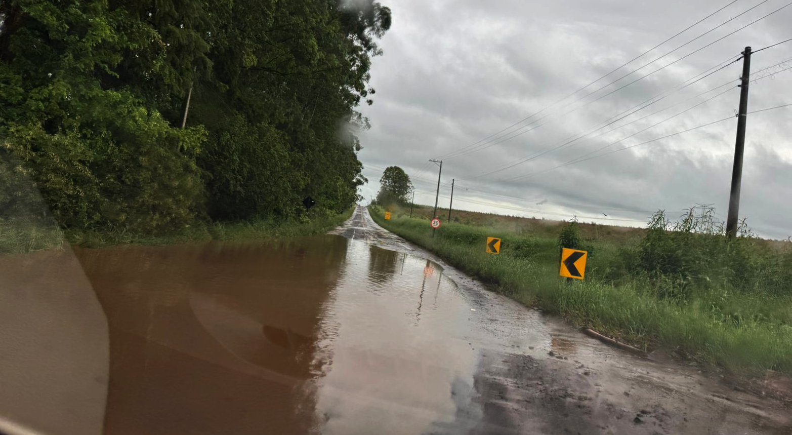 Rodovia tem trecho alagado durante chuva em Botucatu