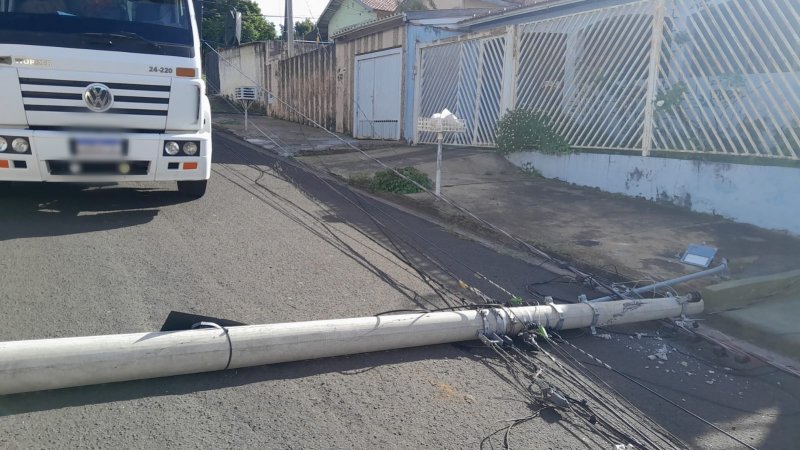 Caminhão enrosca em fiação e derruba poste na Cohab 1