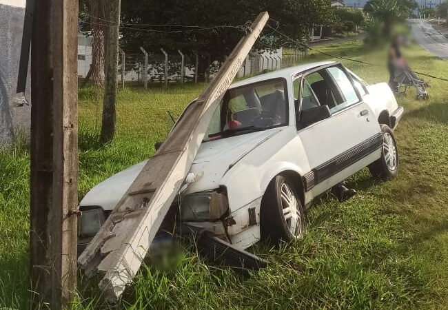 Carro atinge poste em avenida de Botucatu