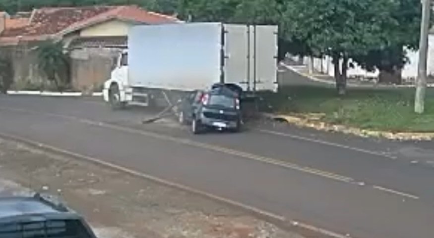 Carro colide em caminhão estacionado