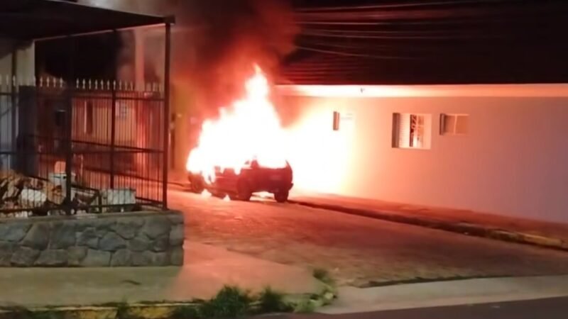 Incêndio destrói carro em São Manuel