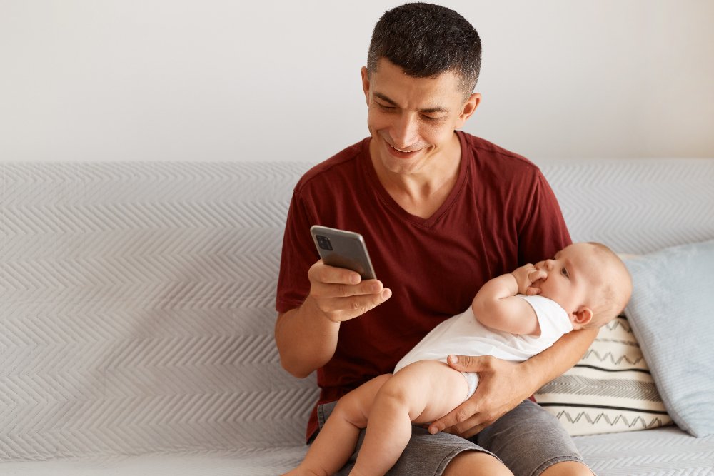 “Tecnoferência”: como a distração dos pais ao celular impacta os filhos?