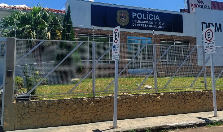 Mulher presa por armazenar vídeos íntimos da filha adolescente