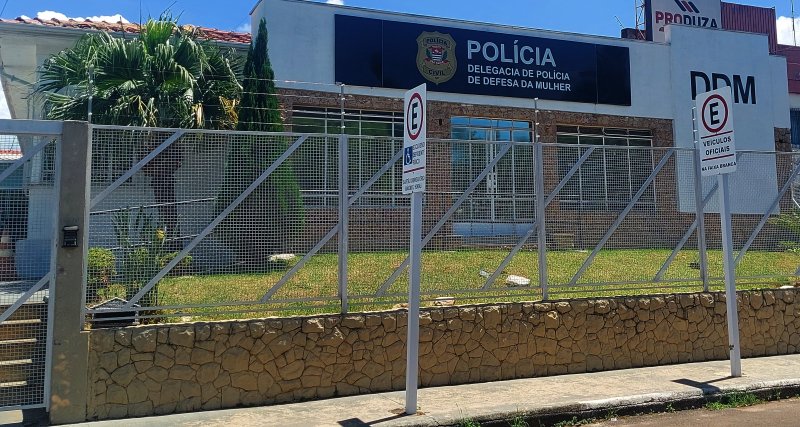 Mulher presa por armazenar vídeos íntimos da filha adolescente