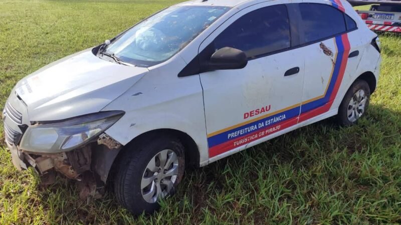 Carro que transportava pacientes aquaplana e capota na Castello Branco