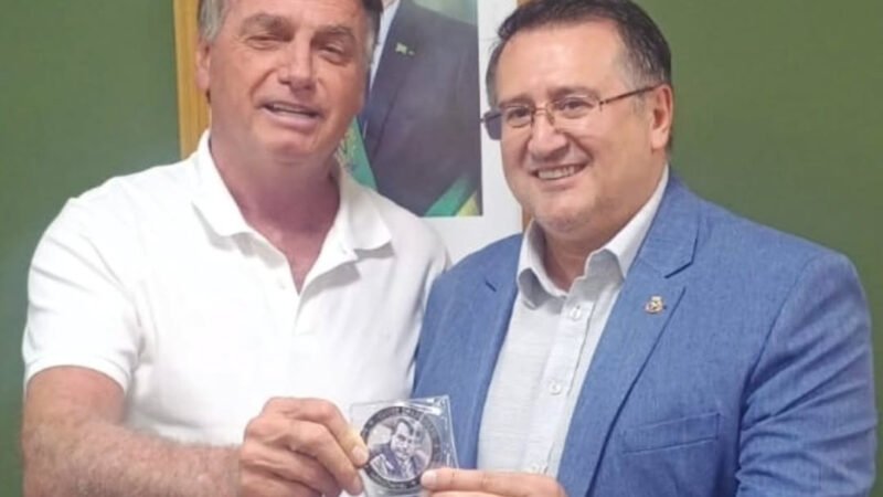 Prefeito de Avaré recebe medalha de “imbrochável” de Bolsonaro