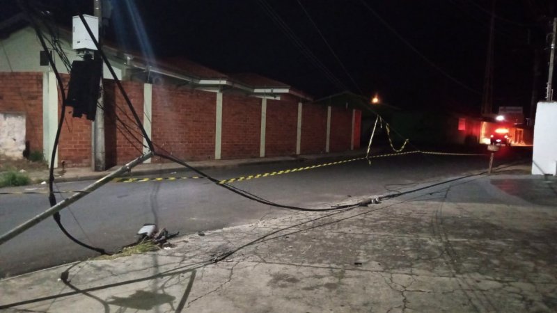 Caminhão enrosca e derruba fiação no Jardim Paraíso