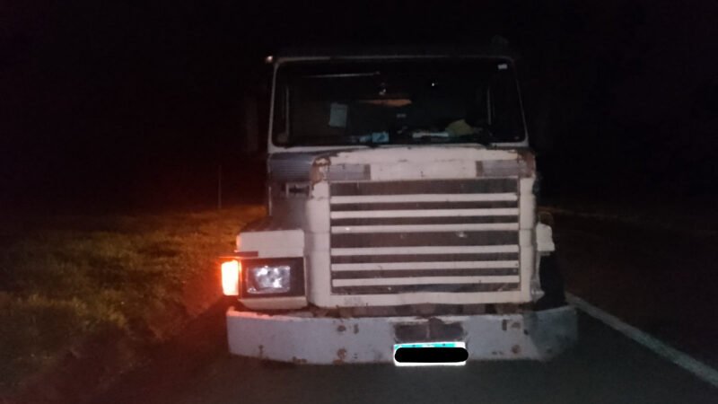 Motorista evita atropelamento, mas carreta se choca em van da Unesp na Marechal Rondon