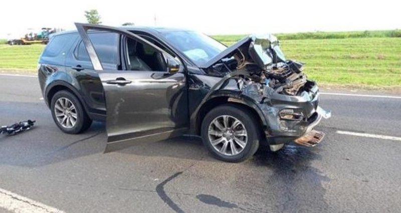 Acidente envolve carro e carreta de etanol na Castello Branco