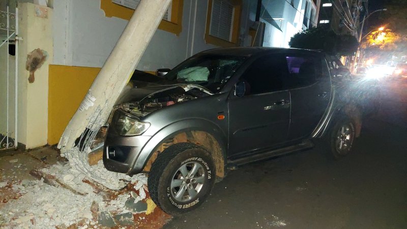 Caminhonete atinge poste no Centro de Botucatu