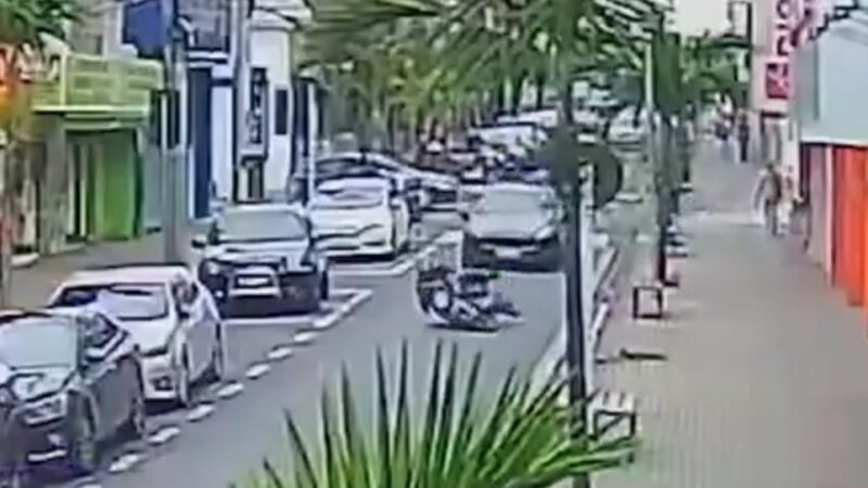 Motociclista sofre queda ao tentar dar “grau”