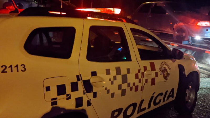 Motorista preso por embriaguez após carro cair em canaleta