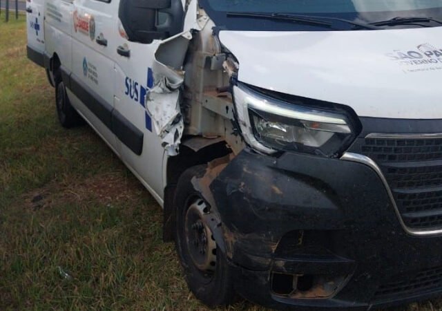 Pane mecânica provoca colisão de ambulância em carro