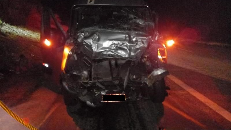 Colisão entre van e caminhão deixa feridos na Castello Branco