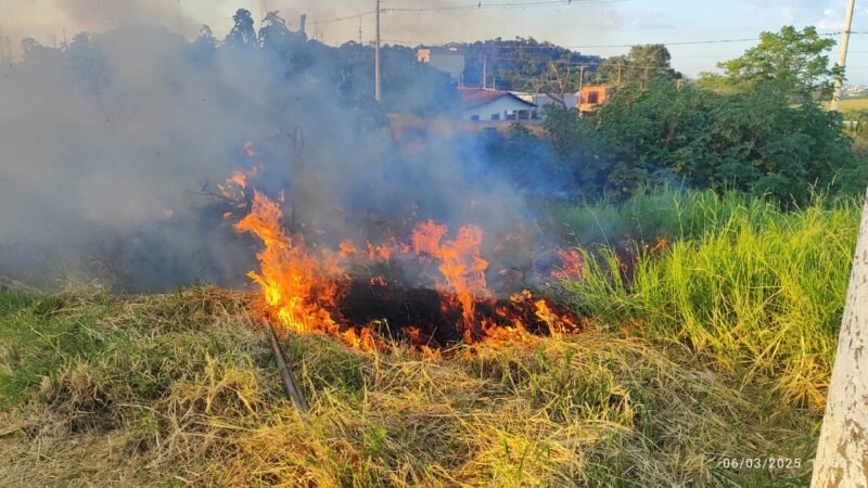 Incêndio atinge área da linha férrea em Rubião Júnior