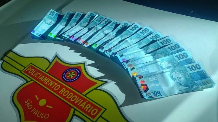 Motorista preso após jogar sacola com R$ 15 mil em dinheiro falso