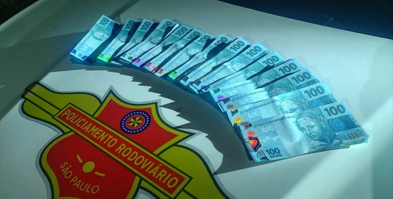 Motorista preso após jogar sacola com R$ 15 mil em dinheiro falso