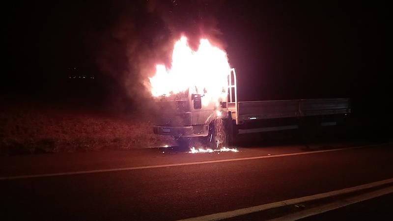Incêndio destrói caminhão na Castello Branco