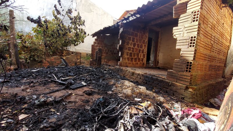 Incêndio atinge casa abandonada em Botucatu