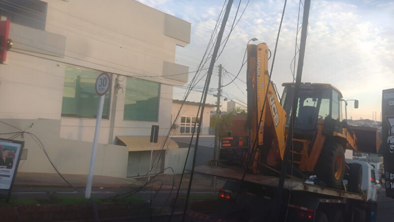 Carreta arranca fiação em avenidas de Botucatu
