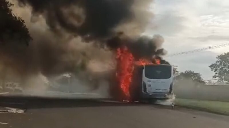 Incêndio destrói ônibus dentro do campus da Unesp