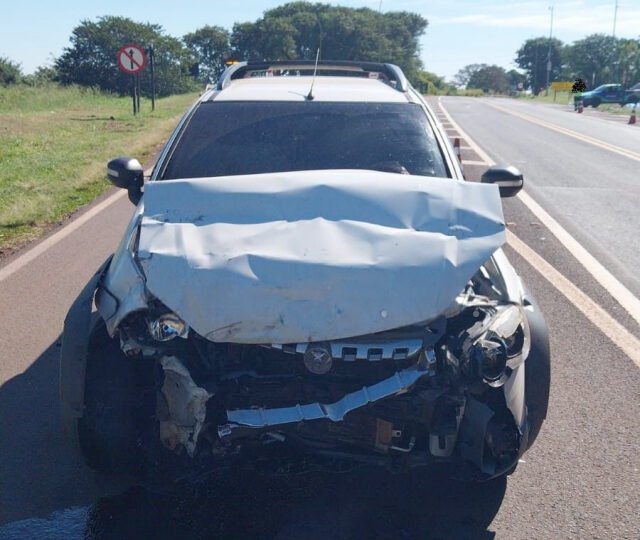 Motorista não respeita parada obrigatória  e caminhonetes colidem em acesso de rodovia