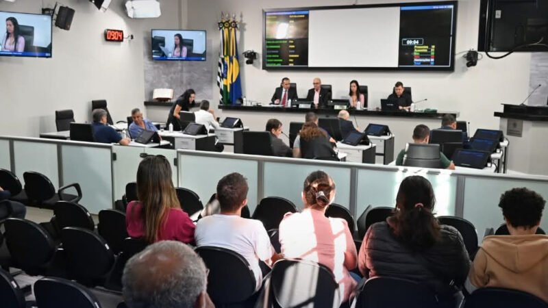 Votação de reajuste salarial dos servidores municipais é adiada após pedido de vistas
