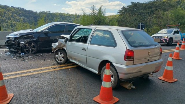 Gol atinge veículo ao não fazer curva em rodovia